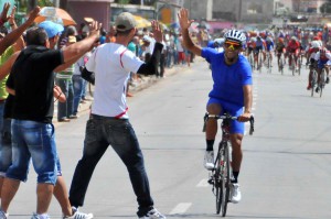 Victor Orta, ganador de la segunda etapa en Ciego de Ávila, durante el Clásico Camagüey-La Habana. Foto: Ricardo López Hevia