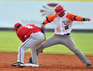 Demasiado confiado Lunar en el regreso a la intermedia. Hay que ensuciarse el uniforme!!!!