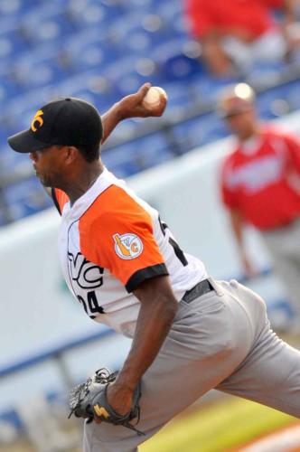 Vicyohandri Odelín, todo un coloso sobre el box ante los Indios d eMayagüez. Foto: Ricardo López Hevia