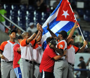 Cuba festeja su primera victoria en la Serie del Caribe, gracias a Vicyohandri Odelín. Foto: Ricardo López Hevia