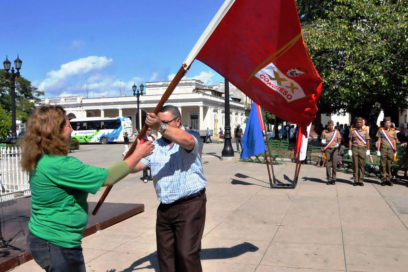 Bandera XX Congreso de la CTC de nuevo en mano de los delegados cienfuegueros
