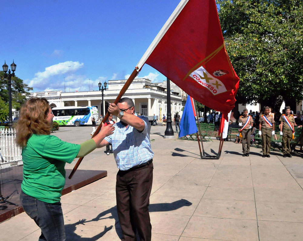 La bandera XX Congreso de la CTC fue entregada por Ulises Guilarte De Nacimiento, presidente de la Comisión Organizadora del evento, en acto solemne. Instantes después comenzó el recorrido por los colectivos laborales destacados. Foto: Juan Carlos Dorado.