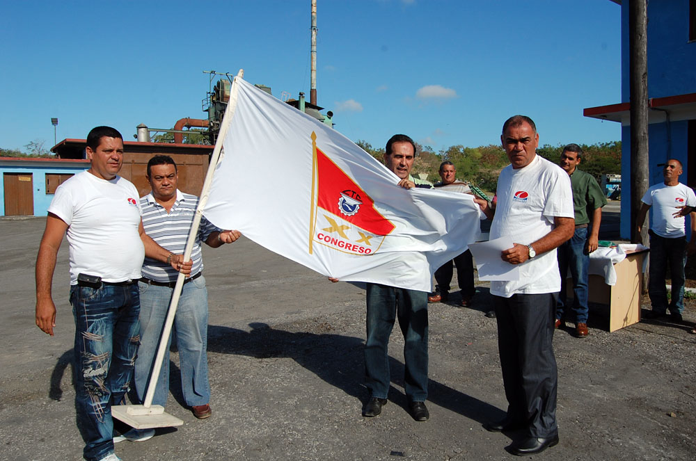 La Bandera XX Congreso de la CTC se le otorgó a un reducido grupo de colectivos destacados del país. Entre ellos estuvo el de la Brigada de Pavimentación No. 7, de la ECOING No. 12, de Cienfuegos. Foto: Ramón Barreras.