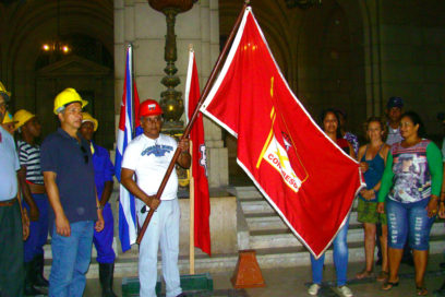 Trabajadores de la obra del Capitolio acogen Bandera XX Congreso