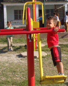 Los niños también hacen suyo los gimnasios. Foto: César A. Rodríguez 