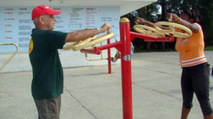 Las personas adultas también disfrutan de los gimnasios.