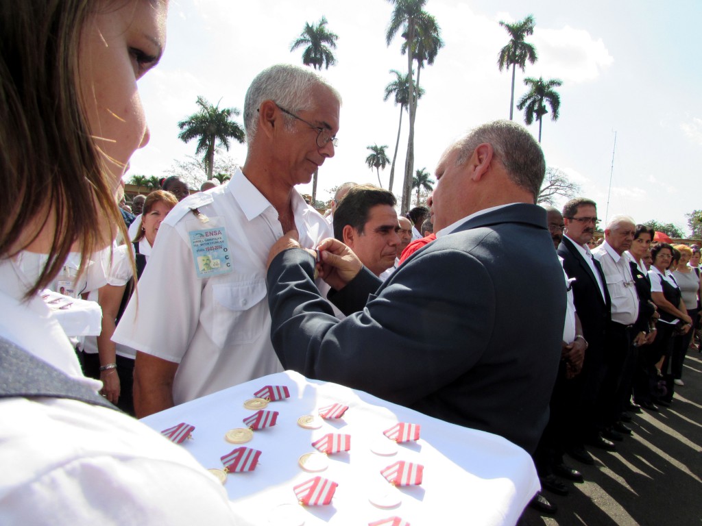 El general de brigada Ramón  Martínez Echevarría  entregó  reconocimientos a los homenajeados. Foto: Cinthya García.