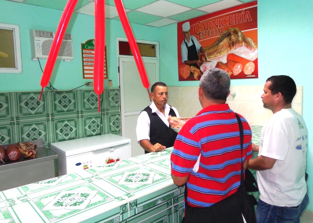 En el centro comercial Caribe II prestan servicios trabajadores estatales y cuentapropistas.