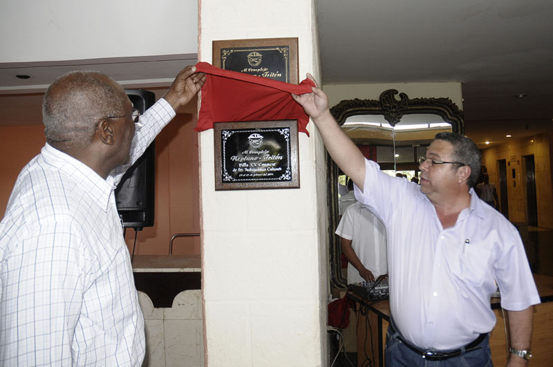 Salvador Valdés, Vicepresidente del Consejo de Estado y Ulises Guilarte de Nacimiento, Presidente de la Comisión Organizadora del XX Congreso, develan la tarja que declara Listo el complejo Neptuno-Tritón para acoger a los delegados al Congreso de los trabajadores cubanos.