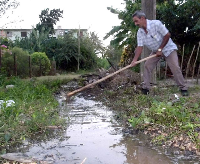 La solución de Catalino, el vecino más cercano al acueducto El Micro, para que el agua potable corra hacia la alcantarilla. Foto: José Luis Martínez Alejo.