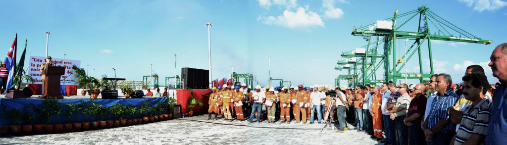 El Comandante de la Revolución Ramiro Valdés Menéndez participó en acto de homenaje a los constructores de la primera etapa, de la terminal de contenedores de la Zona de Desarrollo Mariel. Foto: Eddy Martin.