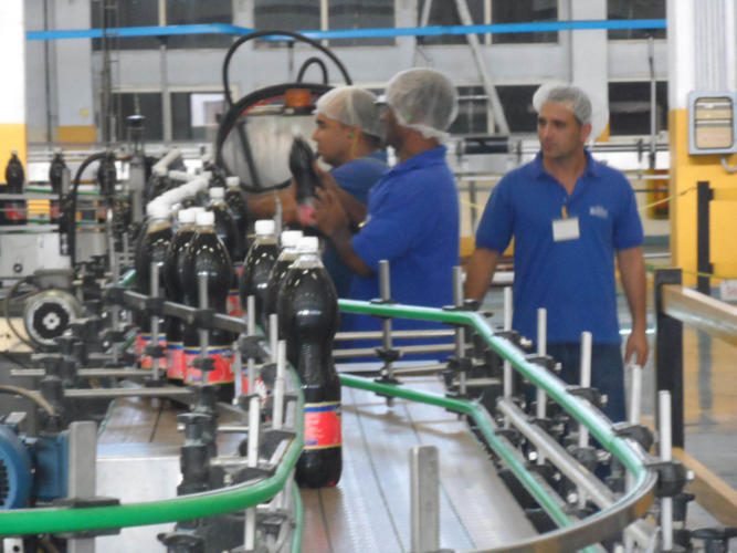 Durante el 2013, la industria obtuvo unos 1 427 20 hectolitros entre aguas y refrescos, una muestra del volumen ingente que puede producir la moderna fábrica.