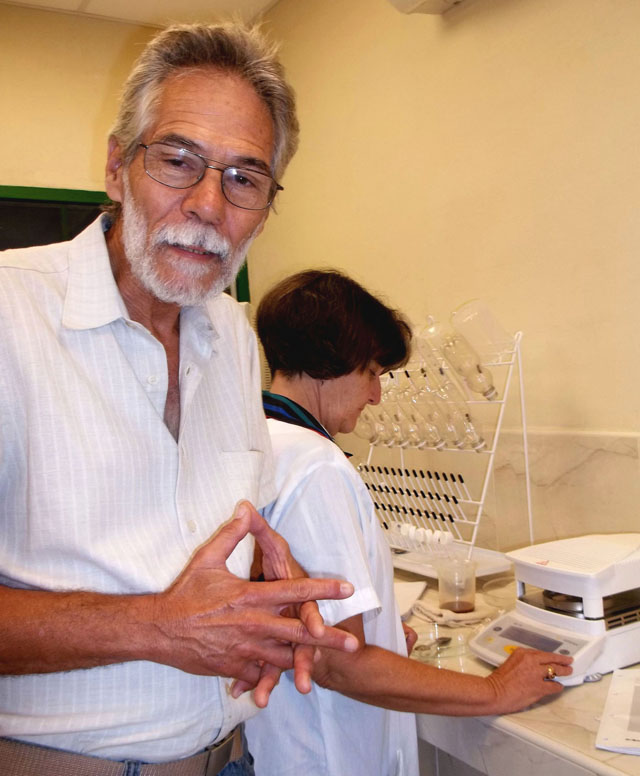 “El crecimiento de la producción del bionutriente augura un gran impacto en la agricultura cubana”, afirma el Doctor Villar. Fotos: José Luis Martínez Alejo.