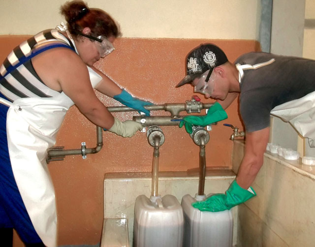 Una respuesta a las averías en la arrancada de la nueva fábrica fue el dispositivo auxiliar de llenado creado por el colectivo.