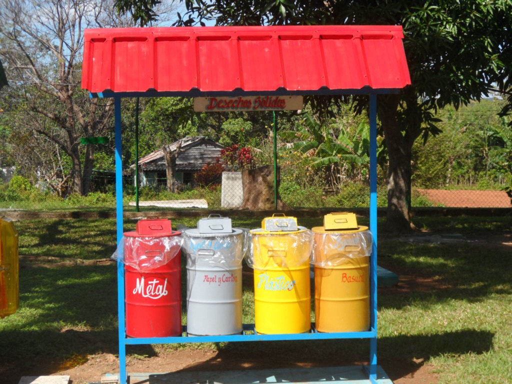 En las diversas áreas, tanto productivas como no productivas, se observa la limpieza y la disposición de recipientes identificados por colores y con el nombre de cada tipo de desecho a depositar en su interior.