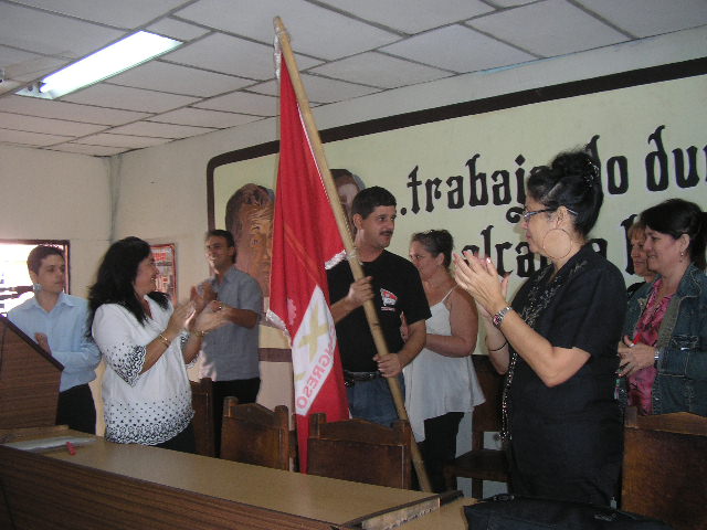 George Batista recibió la Bandera XX Congreso en Holguín