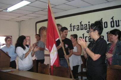 Reciben delegados holguineros bandera que llevarán al Congreso
