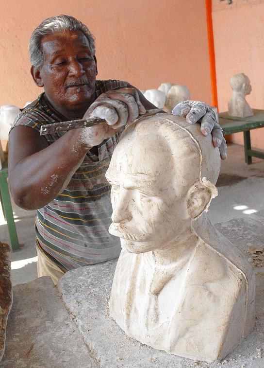 Gusta tanto de lo que hace, que aun a sus 67 años, Guzmán no piensa en la jubilación. Foto: Miguel Rubiera Jústiz/AIN