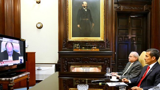 El presidente Ollanta Humala observa desde su despacho el fallo de la Corte Foto: AFP.
