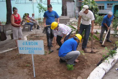 Siembran jardín XX Congreso
