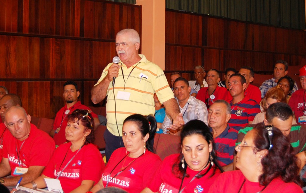 Mario Águila, delegado de Las Tunas, se refirió al empleo de la maquinaria en el agro cañero y a la capacitación de los operadores. Foto: Ramón Barreras.
