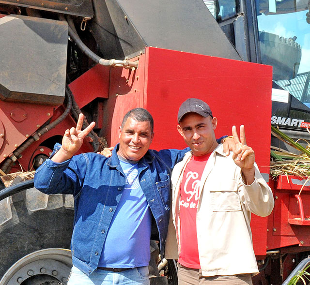 Contentos Raúl y Yoandry por cortar cañas para convertirlas en azúcar en la refinería Ecuador, la mejor de Cuba. Foto: Nohema Díaz Muñoz.