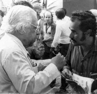Guillén junto al compilador de las crónicas, Manuel Villabella.