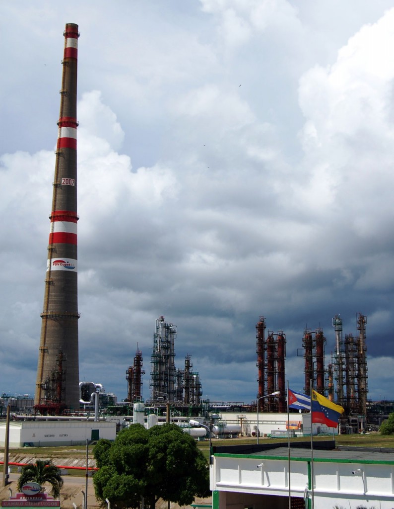 Refinería Camilo Cienfuegos, símbolo de la unidad entre pueblos hermanos. 