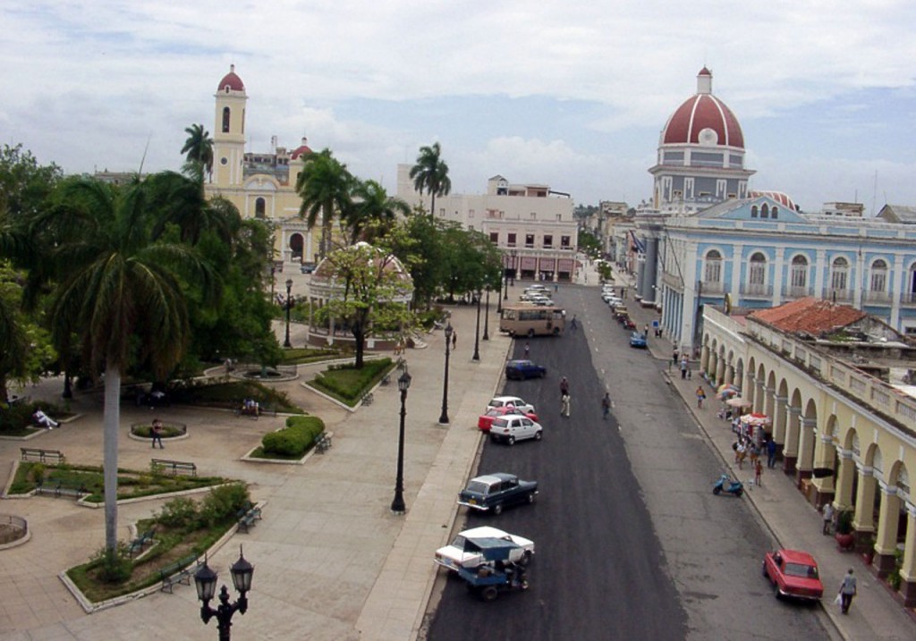 El centro mismo de la ciudad de Cienfuegos. | Foto: Modesto Gutiérrez, AIN