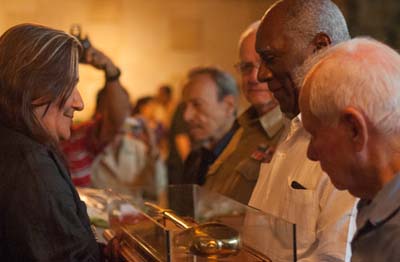 Isabel González Cárdenas, Presidenta de la Asamblea Provincial del Poder Popular entregó la réplica del sable del mayor a Salvador Valdés Mesa. Foto: Leandro Armando Pérez Pérez Isabel González Cárdenas, Presidenta de la Asamblea Provincial del Poder Popular entregó la réplica del sable del mayor a Salvador Valdés Mesa. Foto: Leandro Armando Pérez Pérez