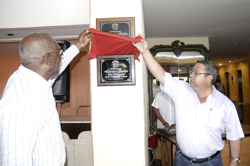 Salvador Valdés Mesa, vicepresidente del Consejo de Estado, y Ulises Guilarte De Nacimiento, presidente de la Comisión Organizadora del XX Congreso, develan la tarja que declara Listo el complejo Neptuno-Tritón para acoger a los delegados al Congreso de los trabajadores cubanos. Fotos: René Pérez Massola