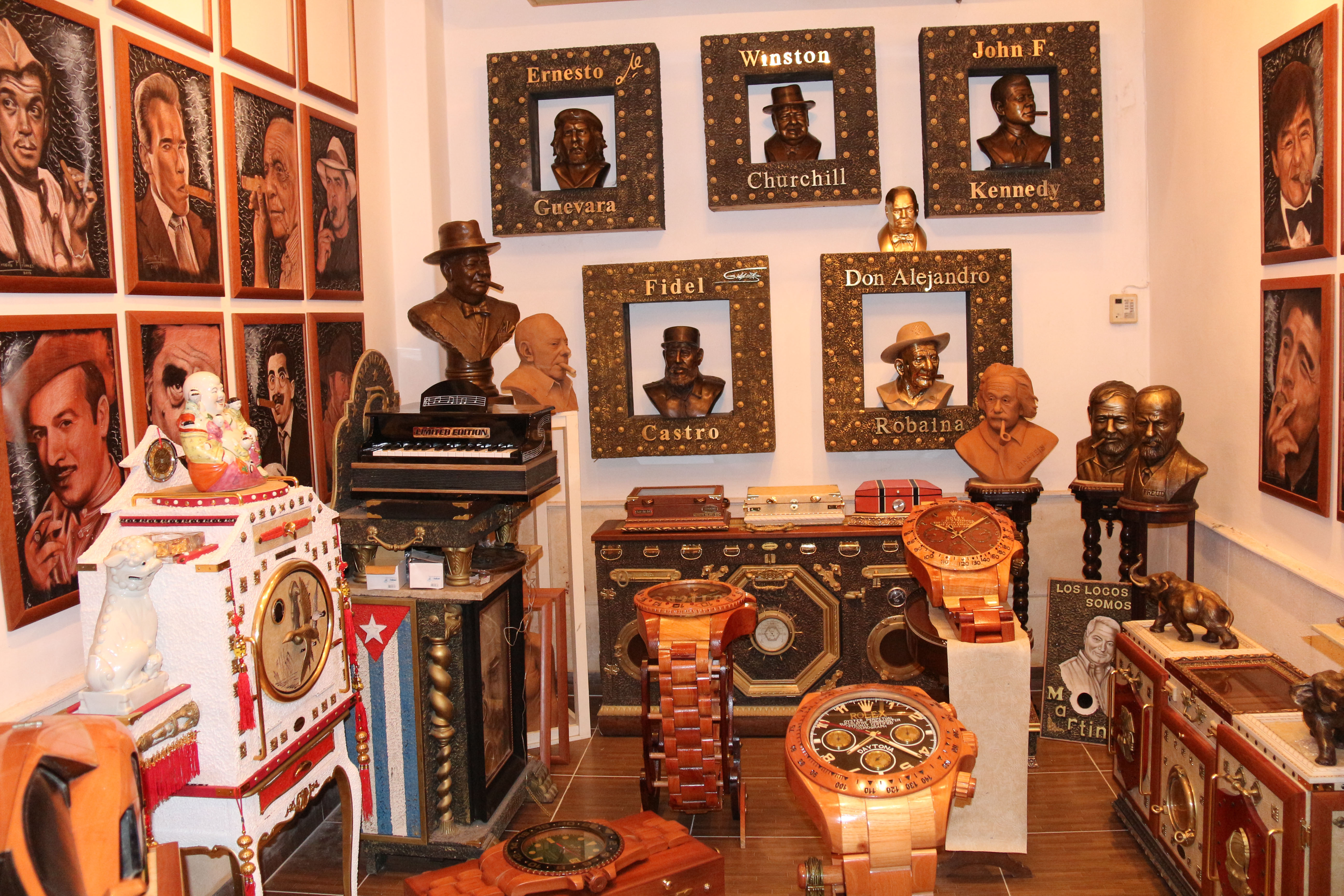 Variopinta expresividad artística en las esculturas, dibujos, humidores e instalaciones de Milanés, expuestos en su galería estudio del Vedado.