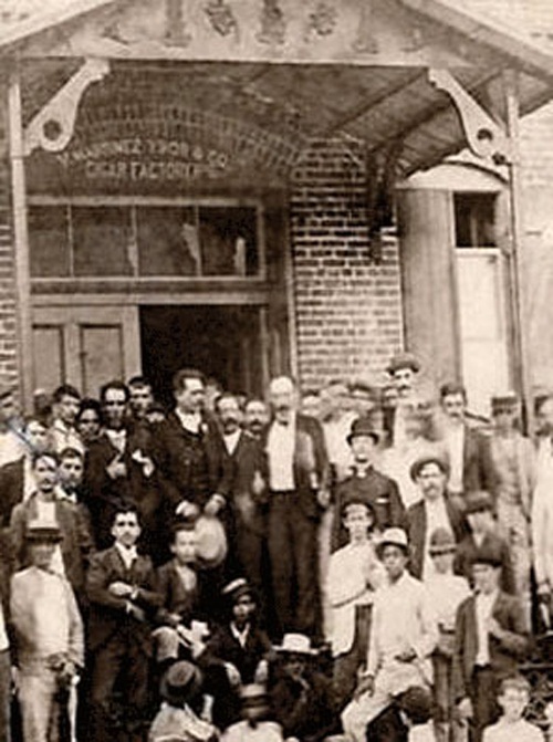 Martí junto a un grupo de obreros de la tabaquería de Vicente Martínez Ybor, en Cayo Hueso.