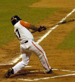 Flores da un batazo importante.