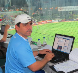 Joel García en la sede del partido.