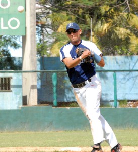 Yordan Manduley, un cerrojo en el campo corto para los holguineros. Foto: juan Moreno