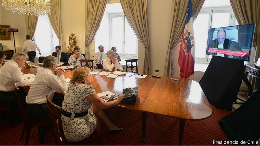 El presidente en funciones de Chile, Sebastian Piñera sigue la transmisión en vivo del dictamen Foto: Presidencia de Chile.