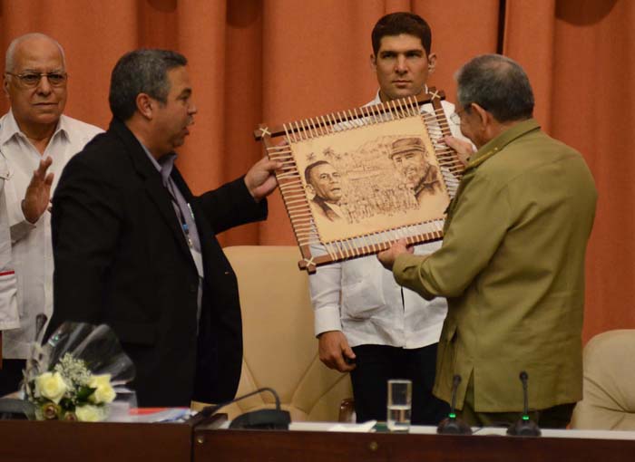 Raúl recibió sello 75 Aniversario de la CTC /Foto: Anabel Díaz Mena (Granma)