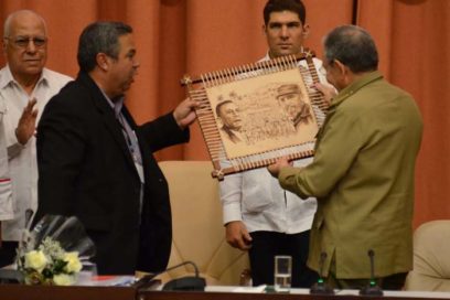 Entregan sellos 75 aniversario de la CTC a Fidel y a Raúl