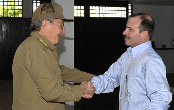 El Presidente cubano Raúl Castro recibe al Héroe antiterrorista Fernando González Llort. Foto: Estudios Revolución