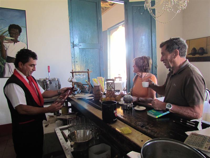 Satisfacer al cliente deviene premisa esencial para los trabajadores del sector. Foto: Andrei Álvarez.