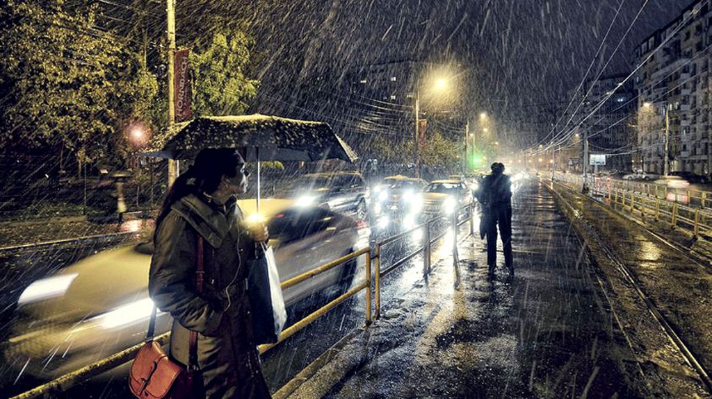 Vlad Eftenie (Rumania) ganó en la categoría Poca luz con la imagen "Primera nevada en la estación de tranvías en Turda Boulevard, Bucarest"