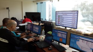 El equipo de trabajo de SINFO durante la preparación de un evento en Perú.