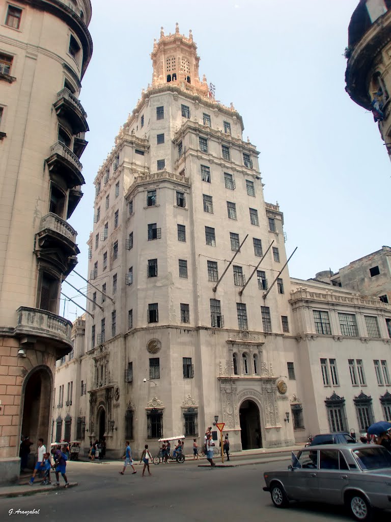 Inaugurado en septiembre de 1927 como sede de la Cuban Telephone Company, el edificio de Águila y Dragones, elevado 62 metros sobre la acera, era entonces el de mayor altura en el país.