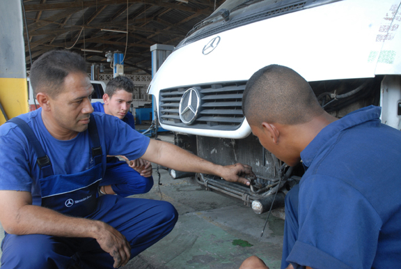 El instructor Adam Fuentes explica a los alumnos. Fotos: Agustín Borrego
