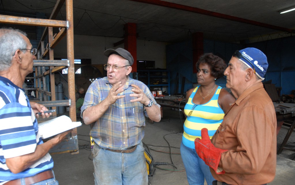 Antonio Velázquez recuerda junto a Carmen Rosa Fábregas y Abilio Álvarez las jornadas para lograr el compromiso con la zafra azucarera.