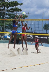 Un pasaje del partido final en la rama femenina. Fotos: Rudens Tembrás Arcia 