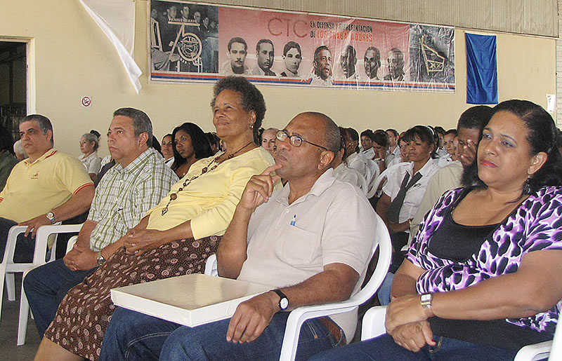 De izquierda a derecha: Ulises Guilarte de Nacimiento, secretario general de la CTC; Aila y Lázaro Peña, hijos del inolvidable dirigente sindical, y Ermela García Santiago, miembro del secretariado nacional de la CTC. Foto: Gabriela López Dueñas.