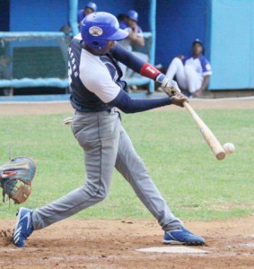 Maikel Cáceres, líder de los bateadores en la presente Serie Nacional de Béisbo