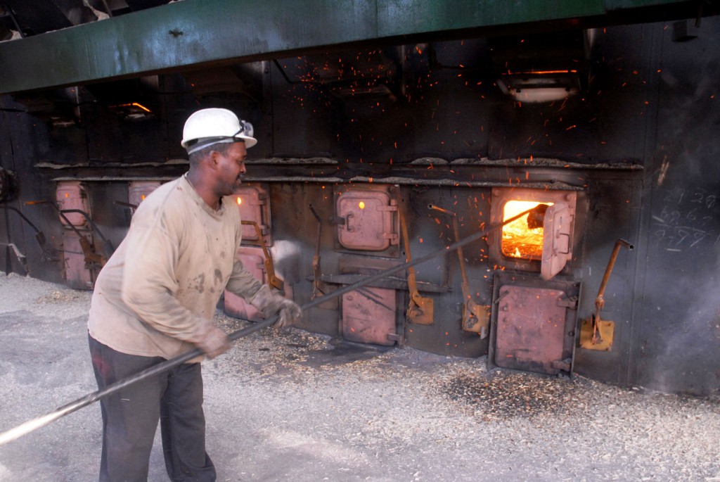 Rehabilitar y modernizar la tecnología figura entre las tareas estratégicas para el desarrollo del sector azucarero cubano. Fotos: Modesto Gutiérrez, AIN